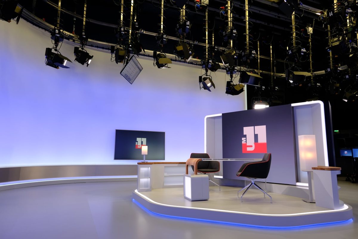 The MDR studio set in Magdeburg, lit from an overhead grid